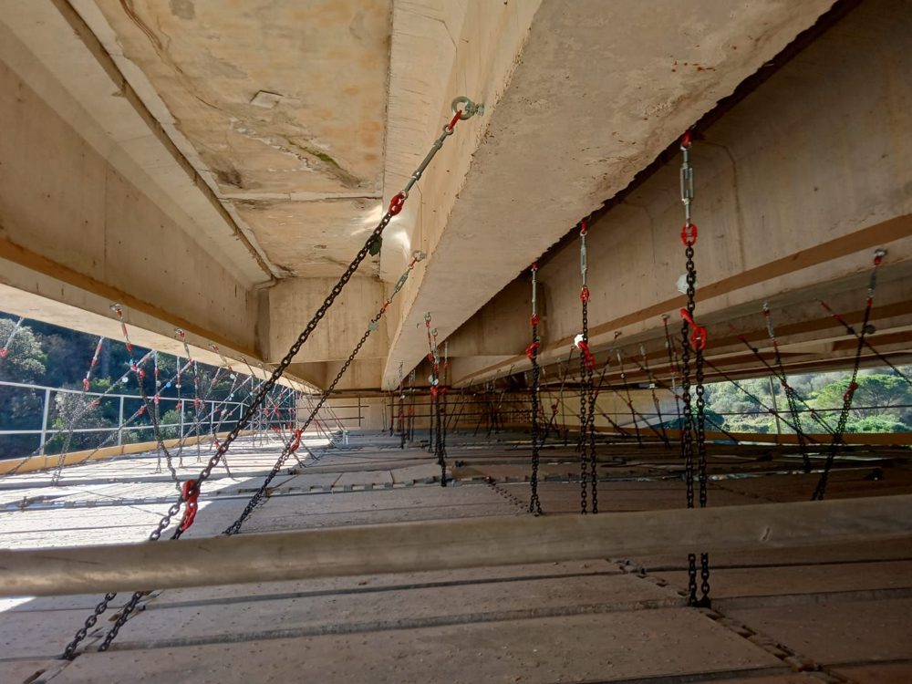 Ponteggio sospeso all'intradosso di un viadotto