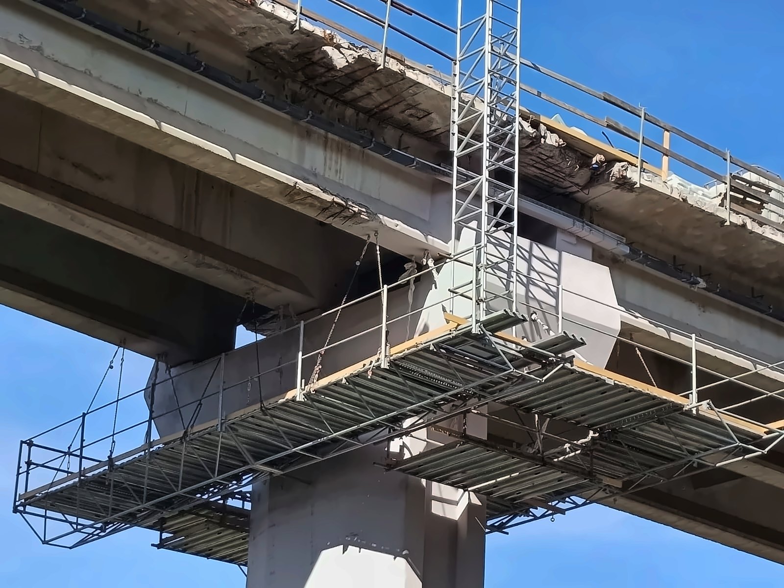 S-002 Scala-Ponte con piattaforma attorno a una pila del viadotto Grada
